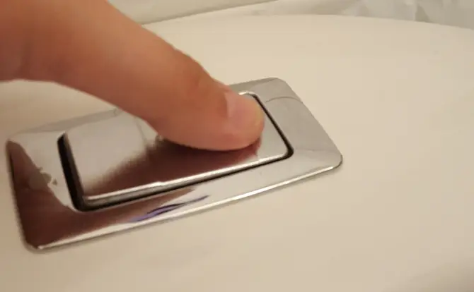 Painonappi WC-istuimessa